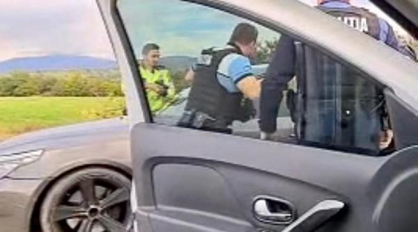 video urmarire ca n filme politistii au intins un dispozitiv cu tepi de blocare a rotilor pentru prinderea unui infractor