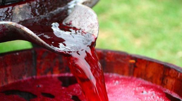 doi barbati din neamt au ajuns la spital dupa ce s au intoxicat cu monoxid de carbon de la mustul din beci