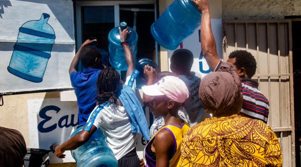 criza din haiti ia amploare localnicii se lupta cu politistii si jefuiesc