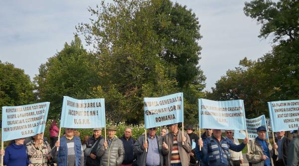 proteste ale pensionarilor la geamul premierului ciuca protestatarii solicita majorarea pensiilor cu 26