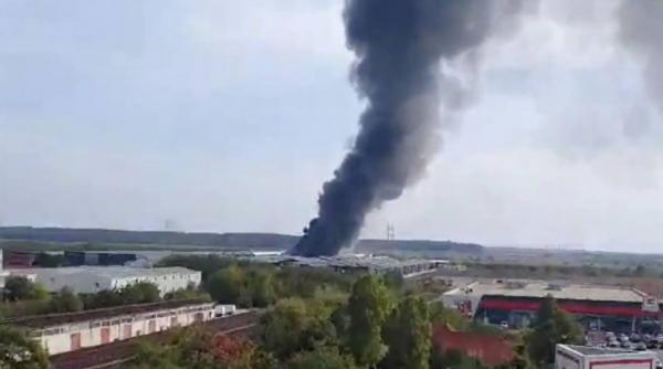 Incendiu PUTERNIC în Voluntari. Flăcările au cuprins un depozit și se aud explozii din interior