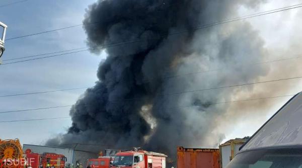 update incendiu puternic in voluntari flacarile au cuprins un depozit si se aud explozii din interior se masoara calitatea aerului