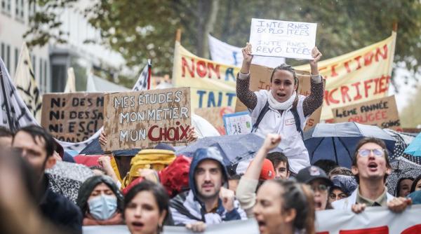 mii de oameni au protestat in paris fata de cresterea preturilor