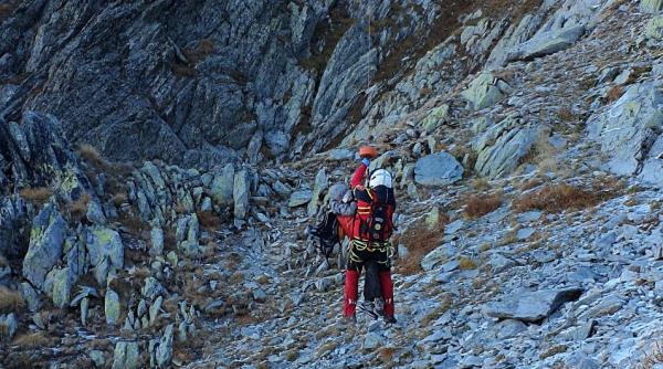 tragedie in muntii retezat un tanar a fost gasit mort in zapada