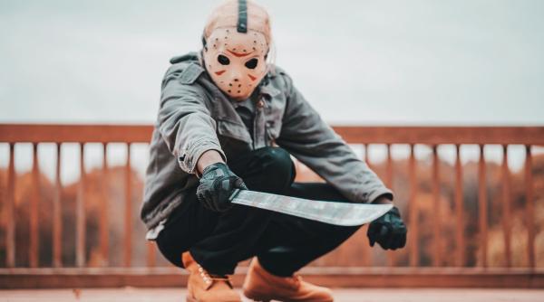 atac socant cu o maceta pe o strada din bucuresti barbatul este acuzat de abuz de incredere prin fraudarea creditorilor