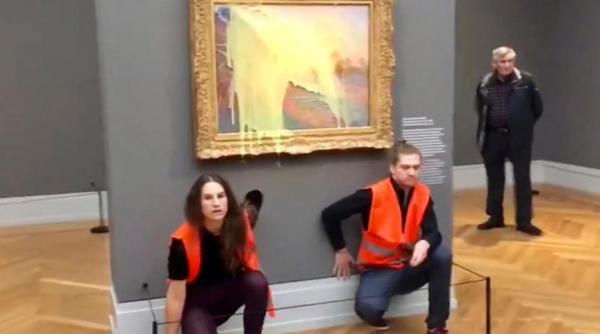doi activisti de mediu au aruncat cu piure de cartofi peste un tablou al lui monet in germania