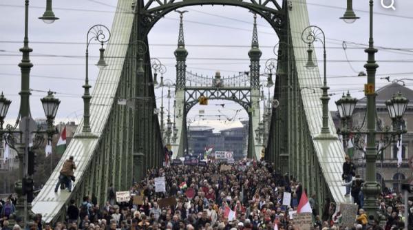 protest masiv in budapesta impotriva guvernului si a inflatiei galopante