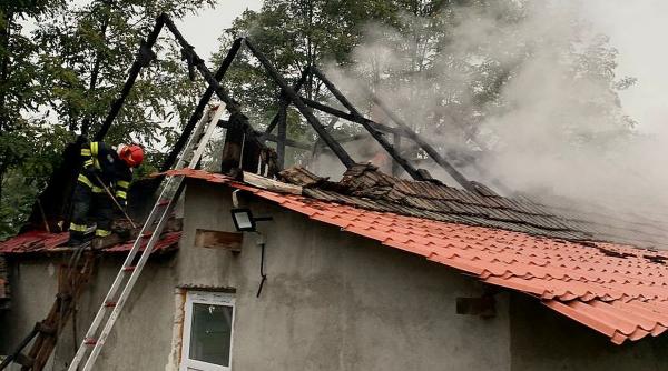 trei pompieri aflati in timpul liber au salvat doi oameni dintr un incendiu