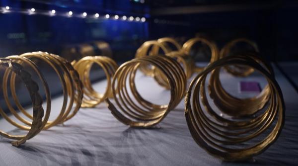 bratarile dacice expuse la evenimentul de lansare a primei productii romanesti history channel serialul documentar misterul aurului dacic