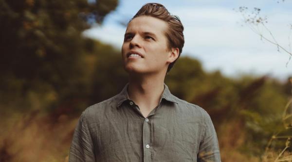 calatorie muzicala in boemia sub bagheta dirijorului britanic adam hickox