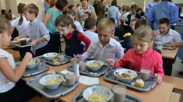 numarul scolilor in care elevilor li se acorda o masa calda a crescut de la 350 la 450
