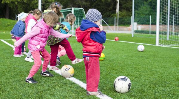repriza de joaca eveniment frf dedicat tinerelor care vor sa invete sa joace fotbal
