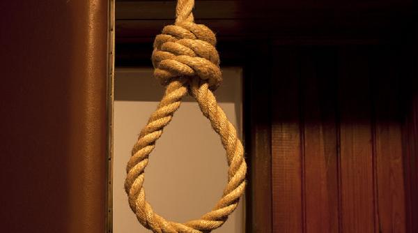 viata bate filmul doi politisti au taiat funia unui barbat care voia sa se spanzure in alba