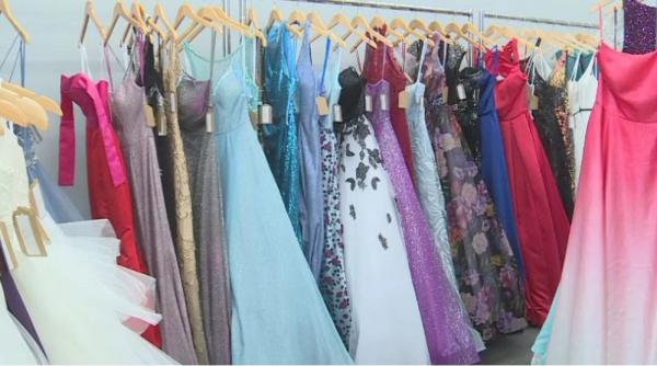 rochii de seara pentru un eveniment in aer liber