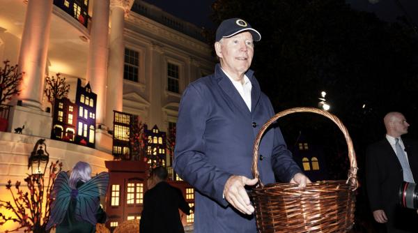 petrecere de hallowenn la casa alba joe biden a aparut cu o peruca violet si aripi de fluture