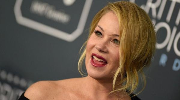 christina applegate nu poate merge fara baston si s a ingrasat 18 kg dupa diagnosticul de scleroza multipla