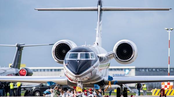 activistii pentru clima au blocat pista pentru avioanele private din amsterdam