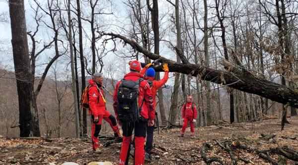 tanar ranit la picior in timpul unei drumetii cu bicicleta recuperat din munti de salvamontisti