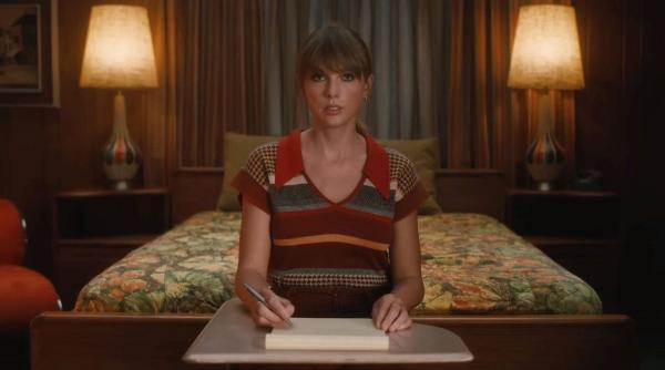 taylor swift a doborat recordul detinut de formatia the beatles pentru al doilea an la rand