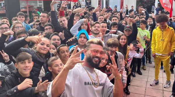 dorian popa a provocat isterie in randul tinerilor din targoviste oferindu le shaorma gratis