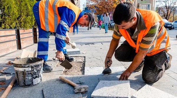 se refac trotuarele in zona piata unirii din capitala