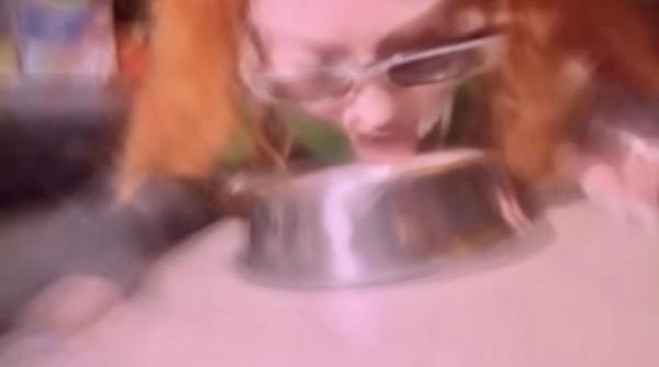 jenant si dezgustator madonna linge apa din castronul pentru caini