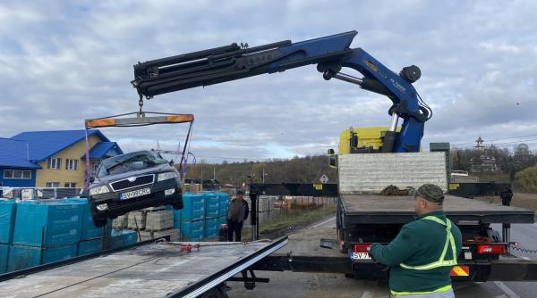 un buldozer a cazut de pe o platforma peste doua autoturisme aflate in trafic pe e85 la fantana mare trei persoane au fost ranite