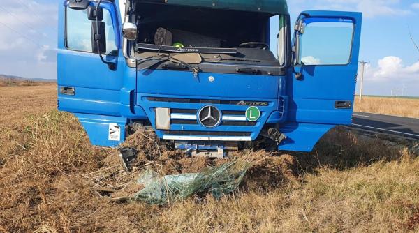 accident in constanta un autocamion incarcat cu suc de mere a iesit de pe drum dupa ce a lovit un cap de pod