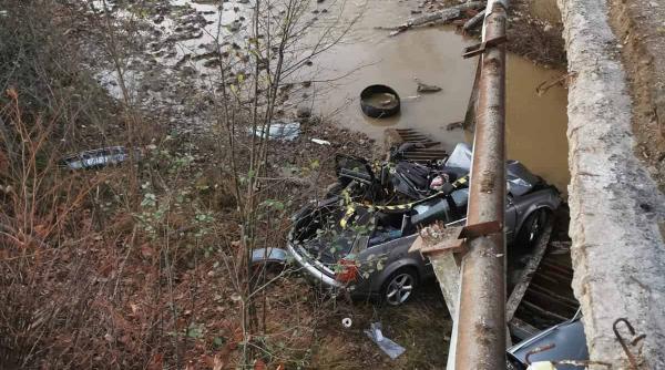 accident teribil in comuna lapus judetul maramures masina a zburat de pe pod patru persoane ranite grav