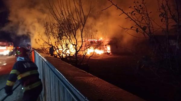 incendiu violent in botosani o casa si un atelier de tamplarie au fost mistuite de flacari