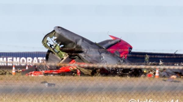 tragedie la un show aeronautic doua avioane s au ciocnit in aer spre groaza spectatorilor