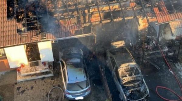 un incendiu izbucnit la 2 locuinte intr o comuna din timis a cuprins si 2 autoturisme