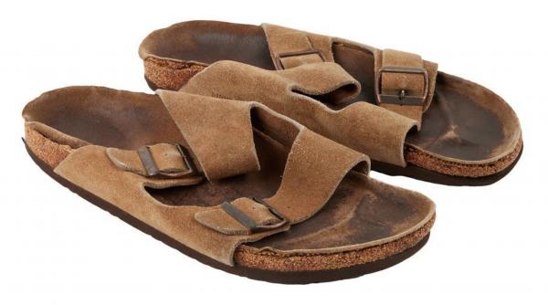 sandale purtate de steve jobs in cateva momente cruciale din istoria apple vandute la pret record