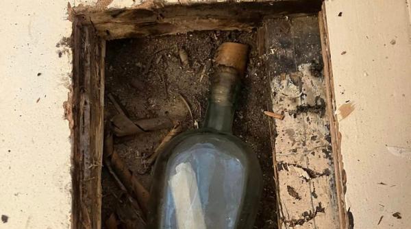 mesaj ascuns sticla whisky podeaua casei