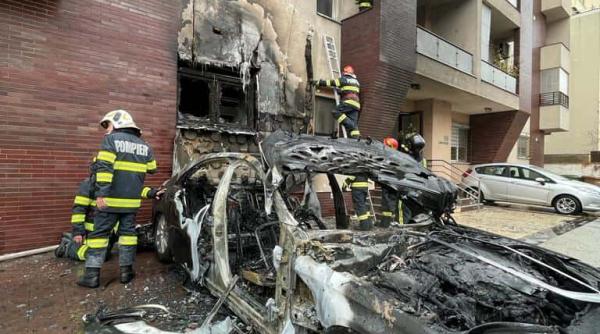 o masina a ars in capitala iar flacarile s au extins la cladire