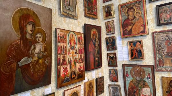 cea mai mare colectie de icoane pe sticla scoasa la licitatie