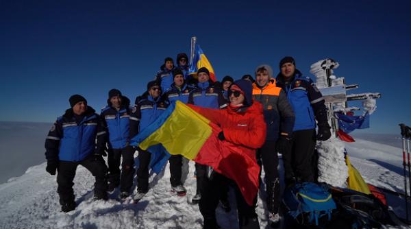observator antena 1 pe acoperisul romaniei de 1 decembrie andreea topan a dus tricolorul pe varful moldoveanu