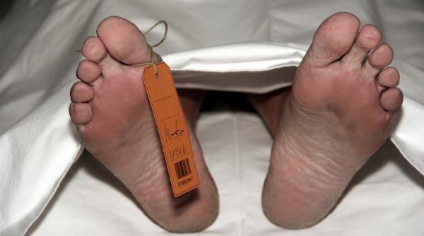 barbat viu trezit sac cadavre frigider pompe funebre