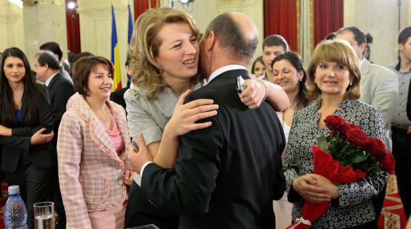 suta de mii de euro plimbata intre tata si fiica a devenit o traditie in familia lui traian basescu