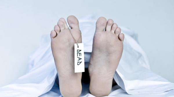 tatal mort morga usi deschise morti pe mese muste