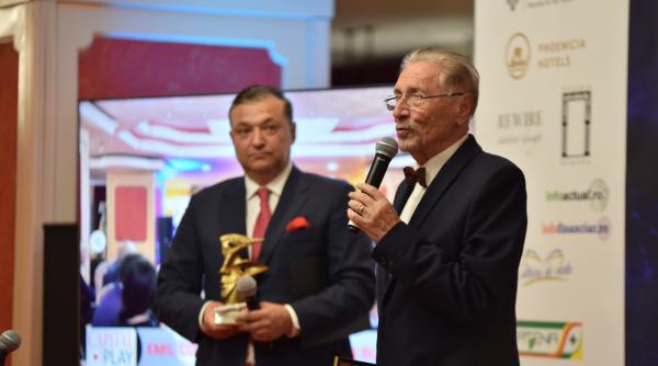 emil constantinescu primeste premiul pentru presedintele care a condus romania in linia intai a politicii mondiale schimbarea o fac liderii