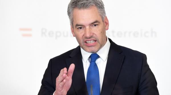 romani protest austria schengen viena karl nehammer