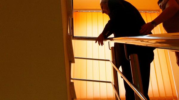 camine batrani centre persoane dizabilitati desfiintate