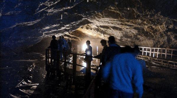 pesteri turisti acces vizitatori proiect lege senatori