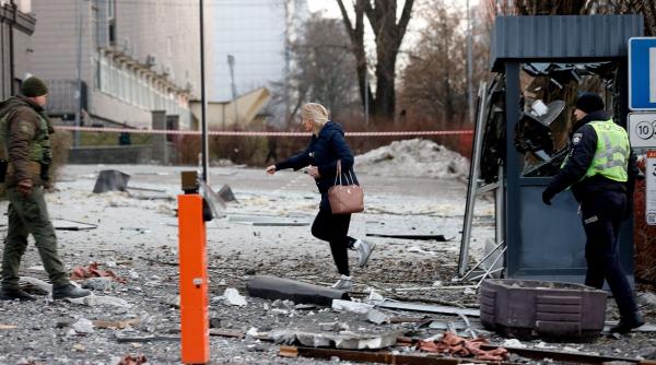 Război în Ucraina, ziua 313. Noi atacuri aeriene în Kiev. Mai multe resturi de la o dronă au căzut în cartierul rezidențial Desnianskiy 