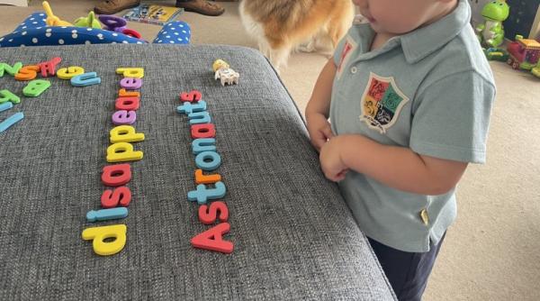 geniu copil britanic citeste la 2 ani mensa