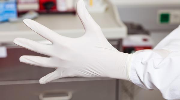 acuzatii asistent ambulanta dezbracat copila 17 ani