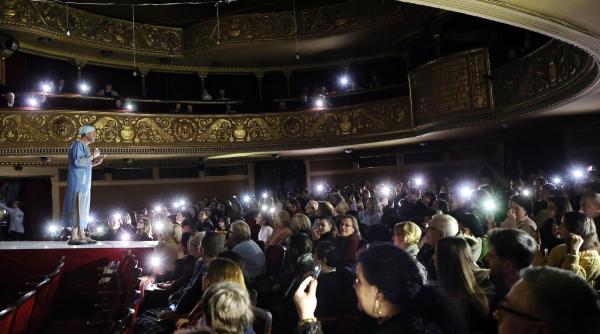 sala mare a teatrului national din timisoara pana de curent o scrisoare pierduta s a jucat cu scena luminata de spectatori cu telefoanele
