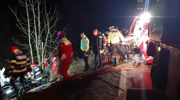 tineri masina raul inghetat jandarmi localnic