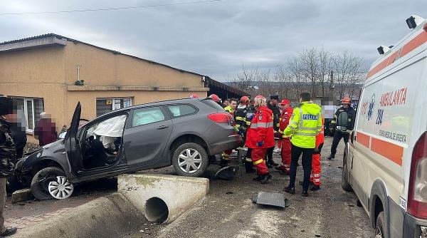 Ambulanță implicată într-un accident pe un drum județean din Iași. Cinci persoane au fost rănite